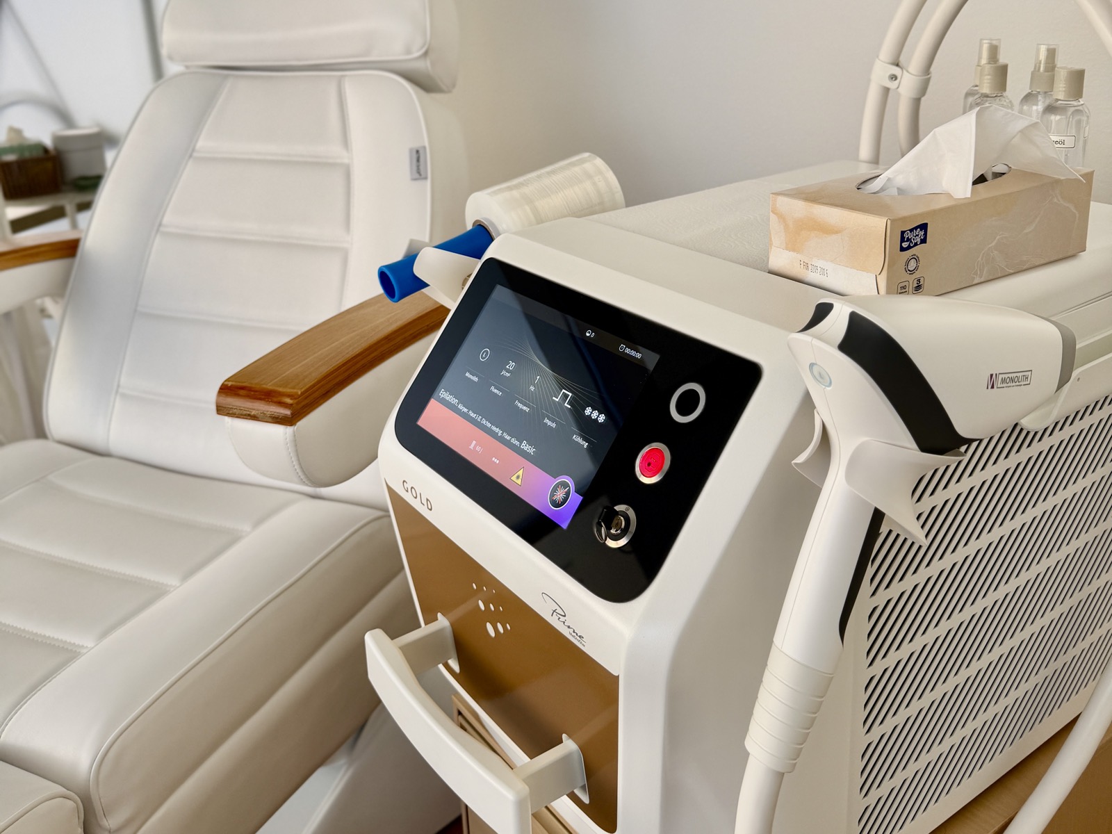 Der Asclepion MeDioStar Prime Gold im Behandlungsraum von Luma Laser